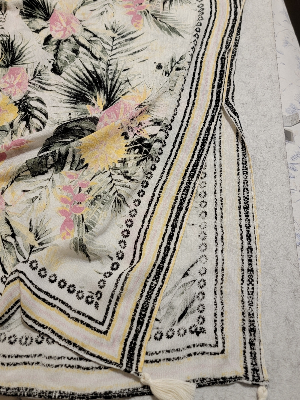 Vince Camuto White Woven Kimono Coverup with Black Palm Print and Yellow Accents - Picture 11 of 12